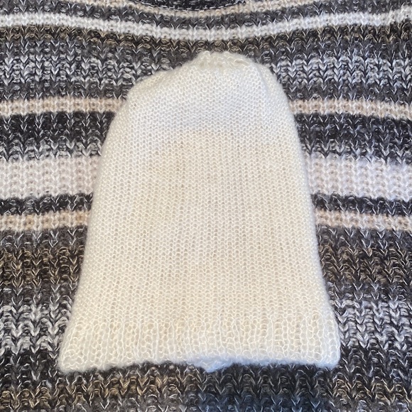 🎉 STARING AT STARS WHITE FLUFFY KNIT CAP‼️ - Picture 4 of 9